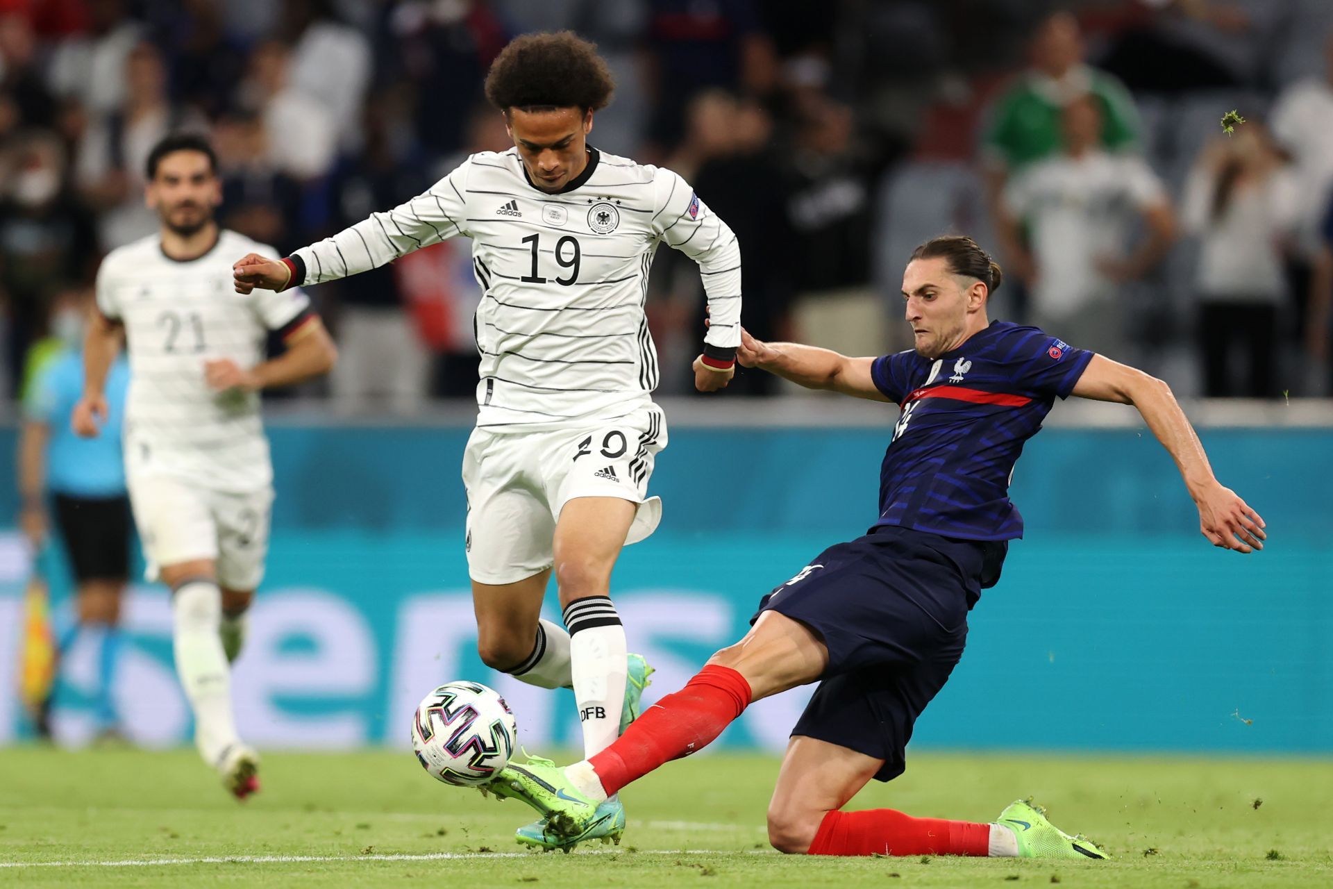 包含惊心动魄：德国队与美国队紧张对垒争夺胜利的词条