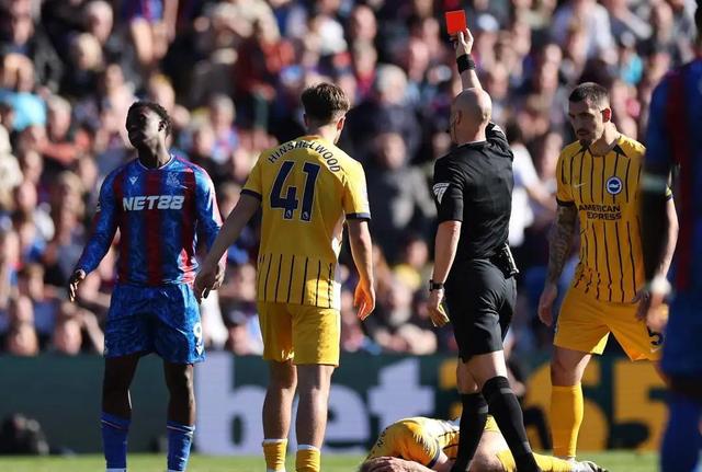 赛场上精彩时刻不断，明星球员出彩亮相