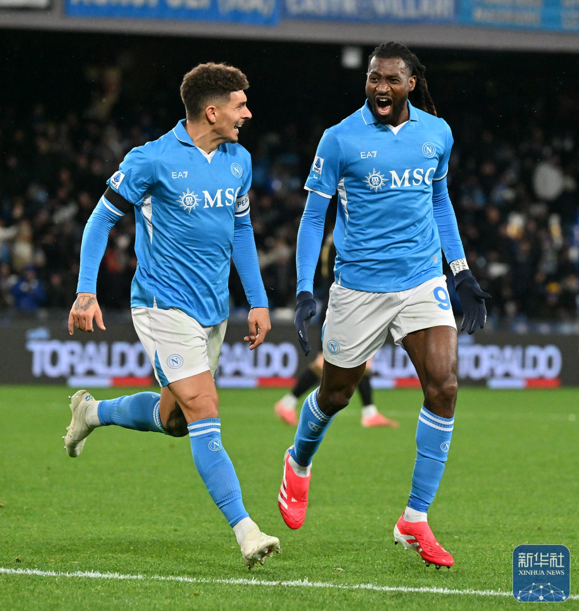 那不勒斯球迷演唱助威歌，球队备战备战备战