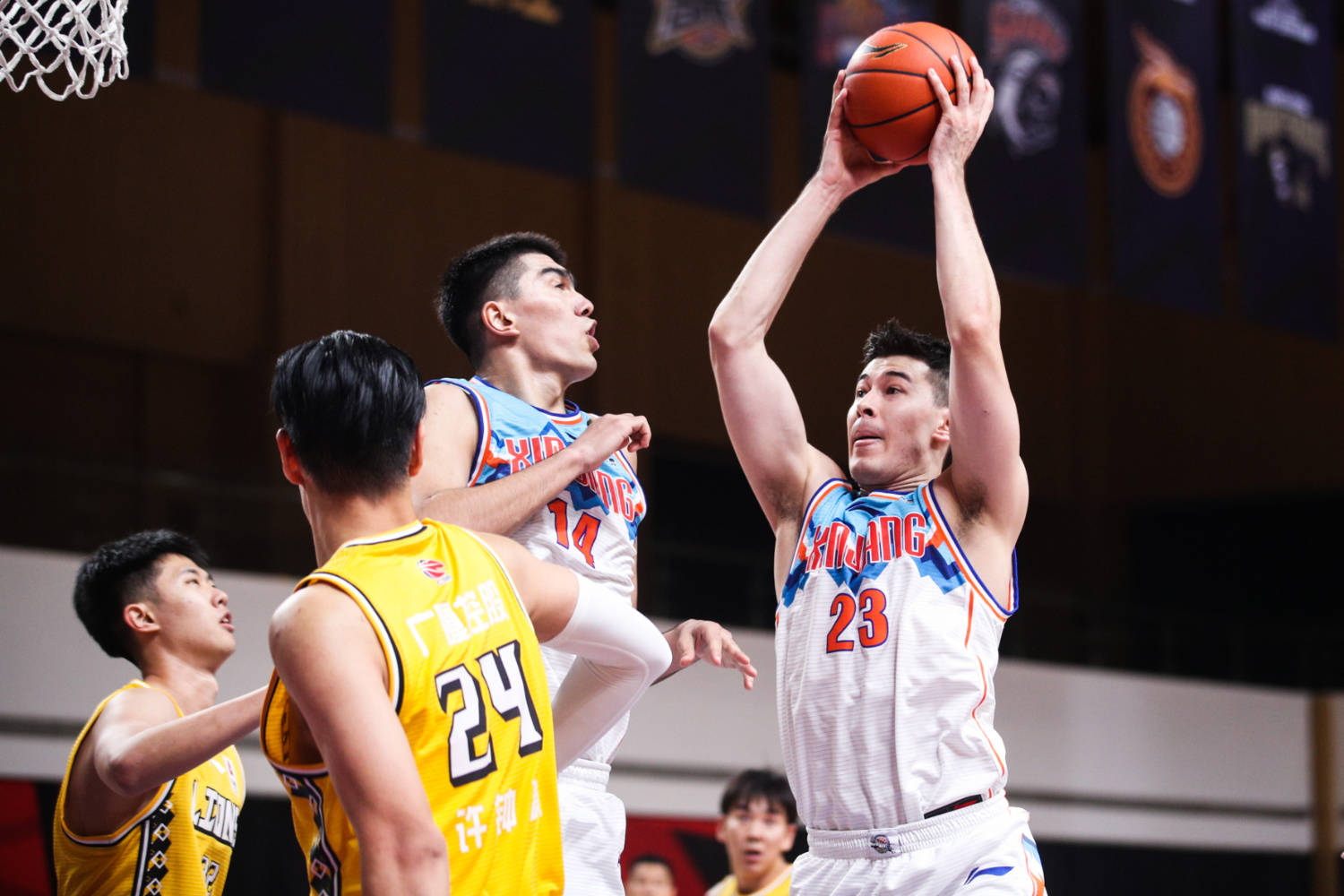 CBA球员集体训练备战，信心满满迎接挑战的简单介绍