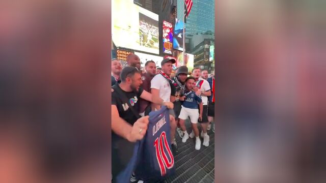 关于巴黎圣日耳曼球迷集体助威，现场气氛热烈的信息