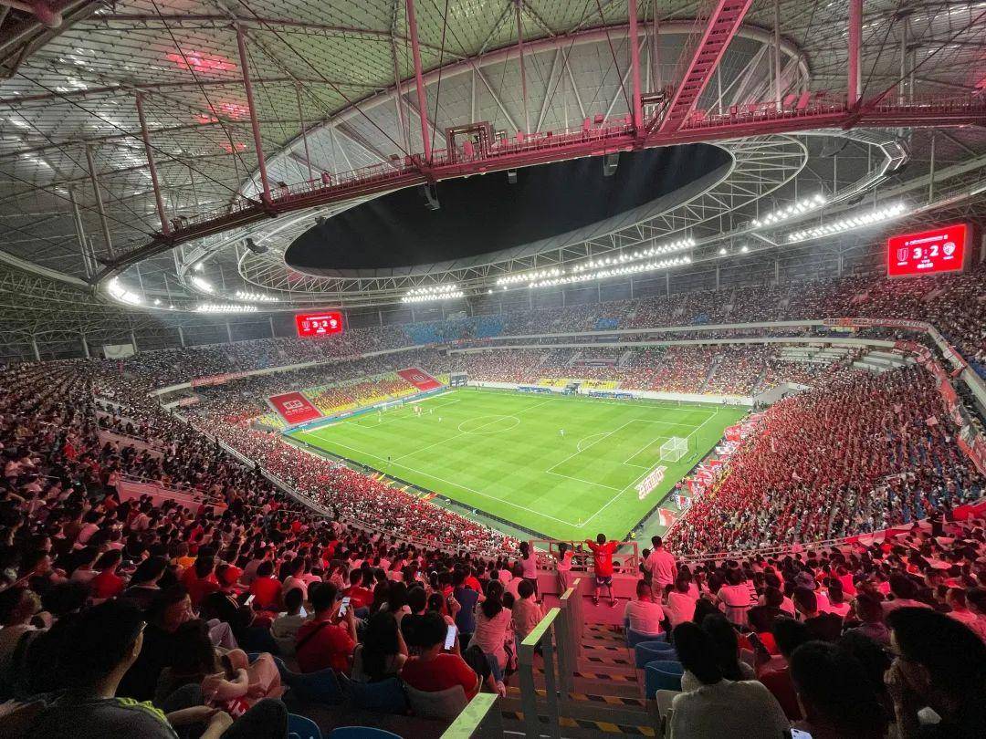 精彩比赛吸引万千球迷，全程目不暇接