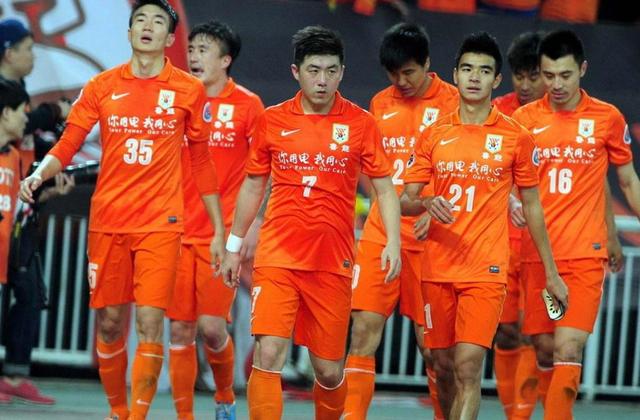 上港击败鲁能，成功卫冕球队拥抱