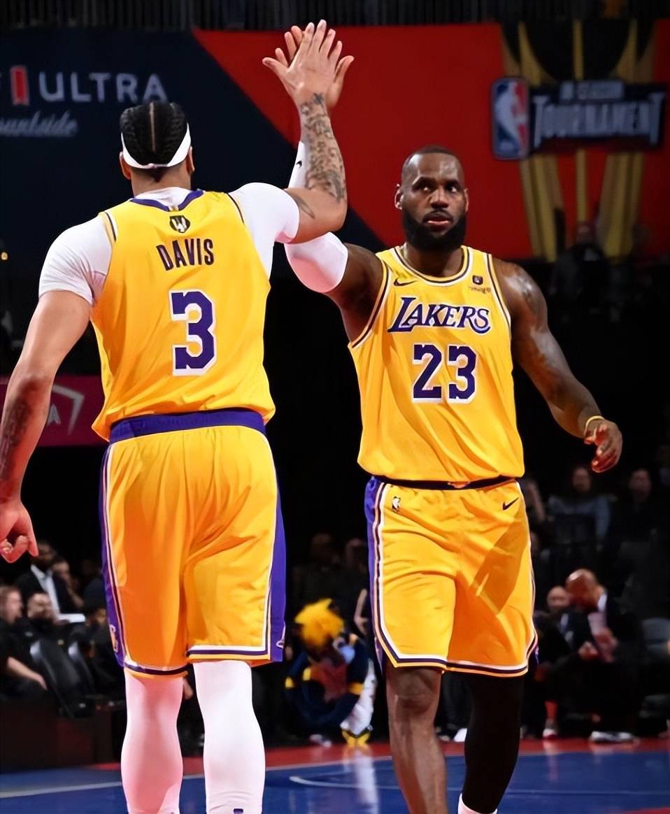 湖人控卫推进快攻，率领球队轻松获胜