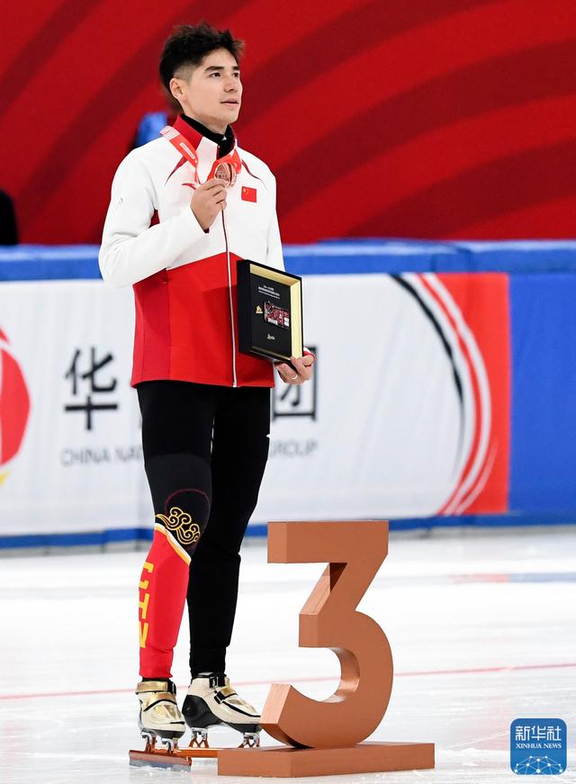 短道速滑比赛速度惊人，实现冠军梦想