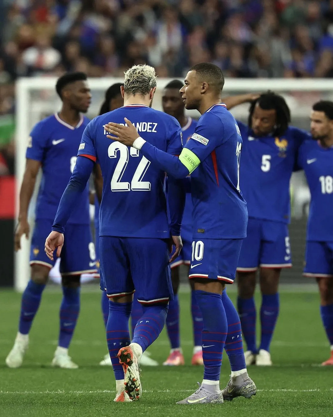 欧预赛淘汰赛苦战正酣，球员拼尽全力拼搏的简单介绍