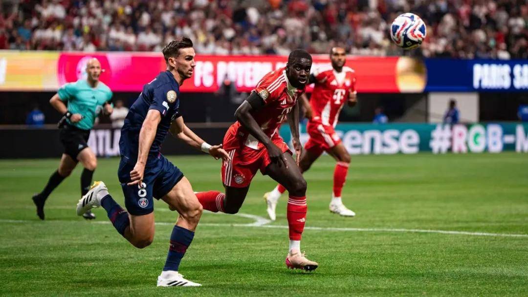 欧预赛淘汰赛苦战正酣，球员拼尽全力拼搏的简单介绍