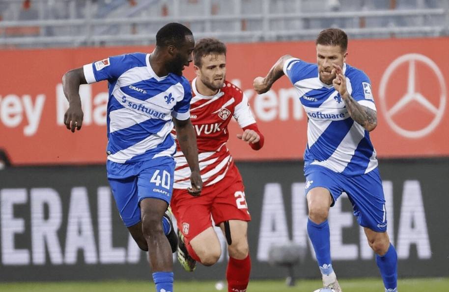 柏林赫塔在卡尔斯鲁厄战平，表现稳定