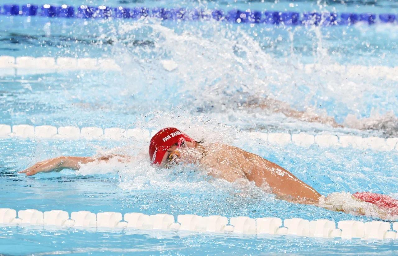 中国游泳健将勇夺金牌，全场沸腾