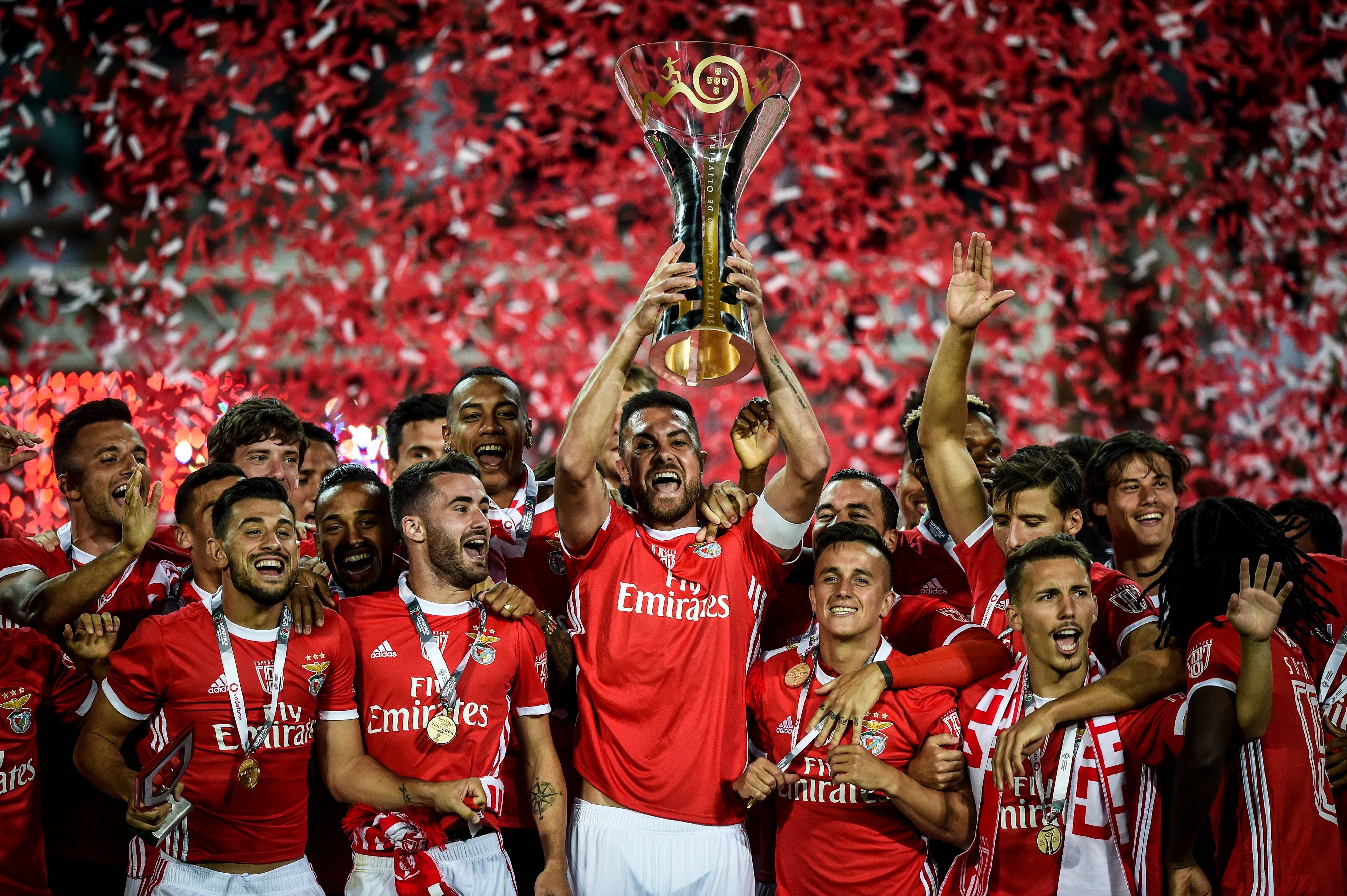 塞尔维亚队向克罗地亚队发起冲击，寻求突破