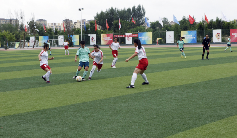 足球盛事：中国女队斩获胜利，登上巅峰