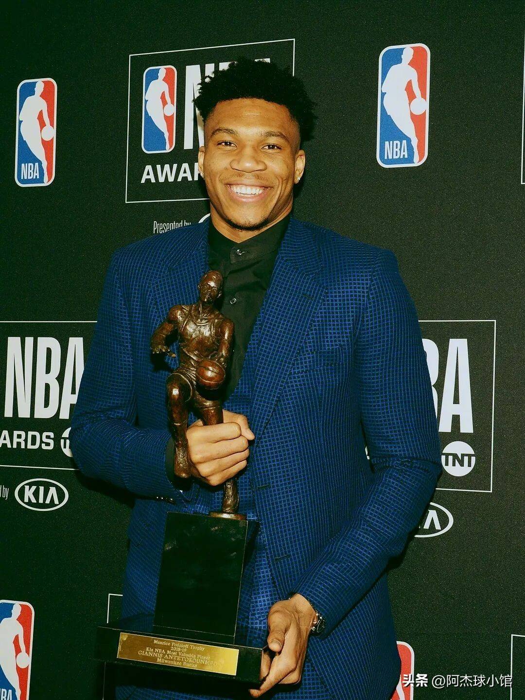 雄鹿击败尼克斯，字母哥连续20+得分