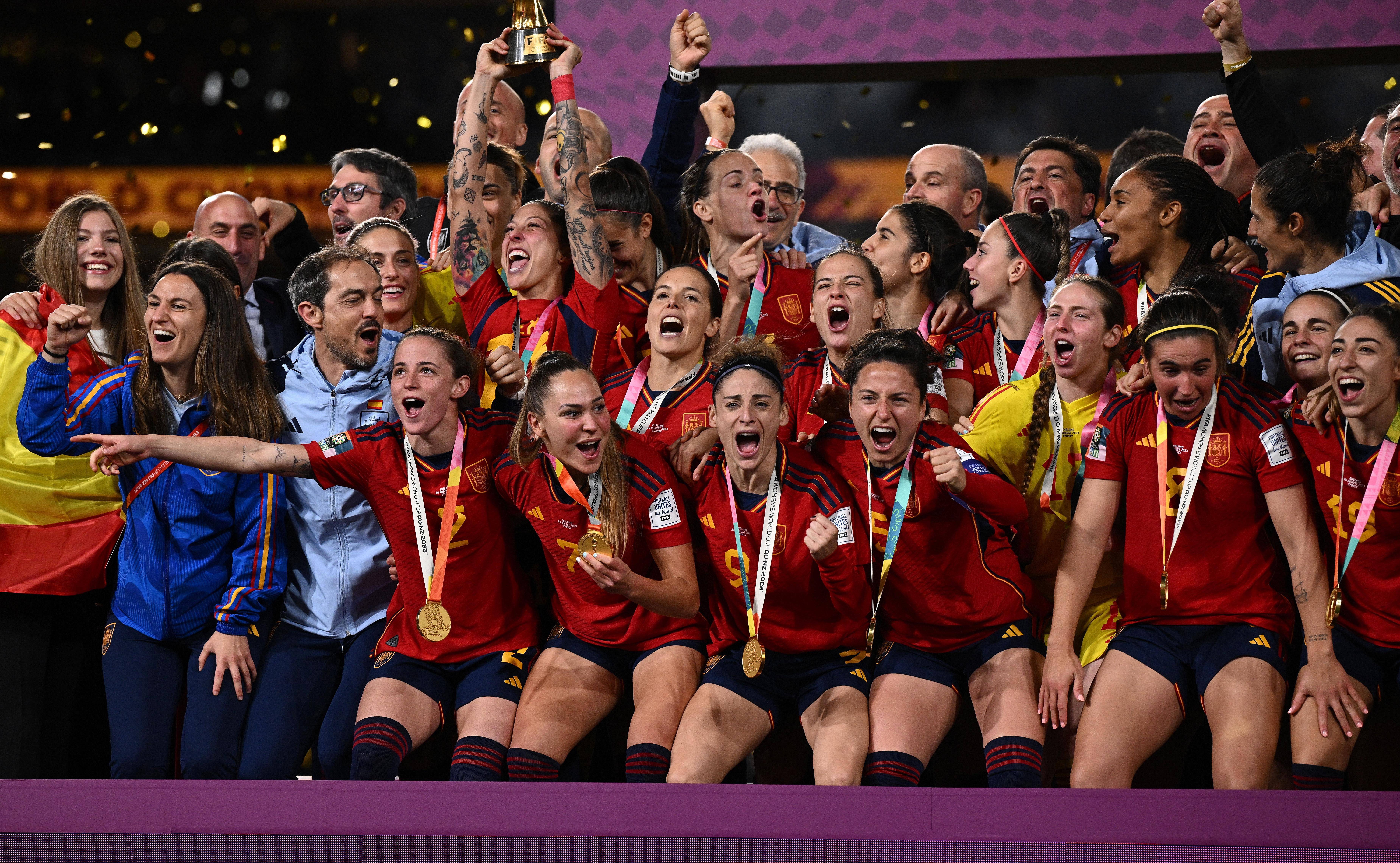 国际足球比赛现场直击,女球员英勇奋战 国际足球比赛现场直击,女球员英勇奋战