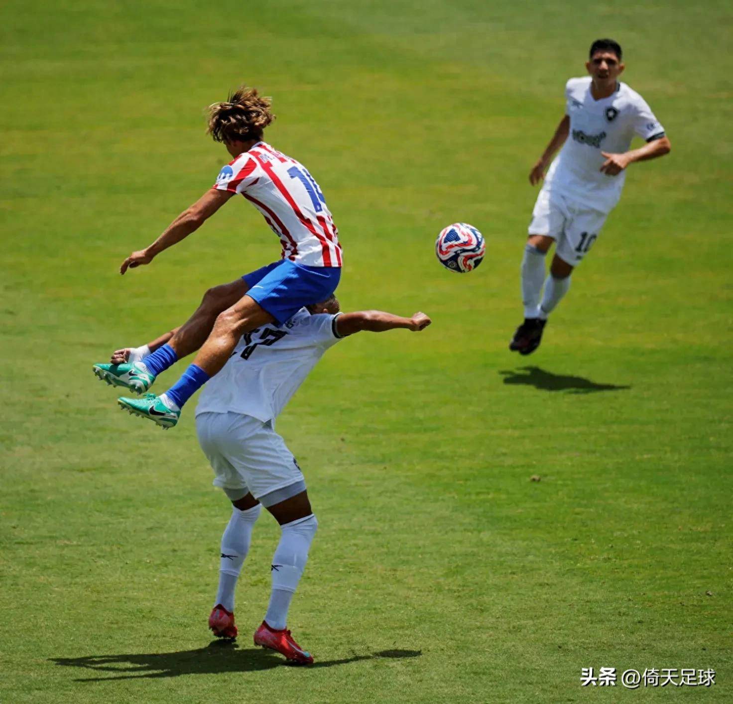 国际足球比赛现场直击,女球员英勇奋战 国际足球比赛现场直击,女球员英勇奋战