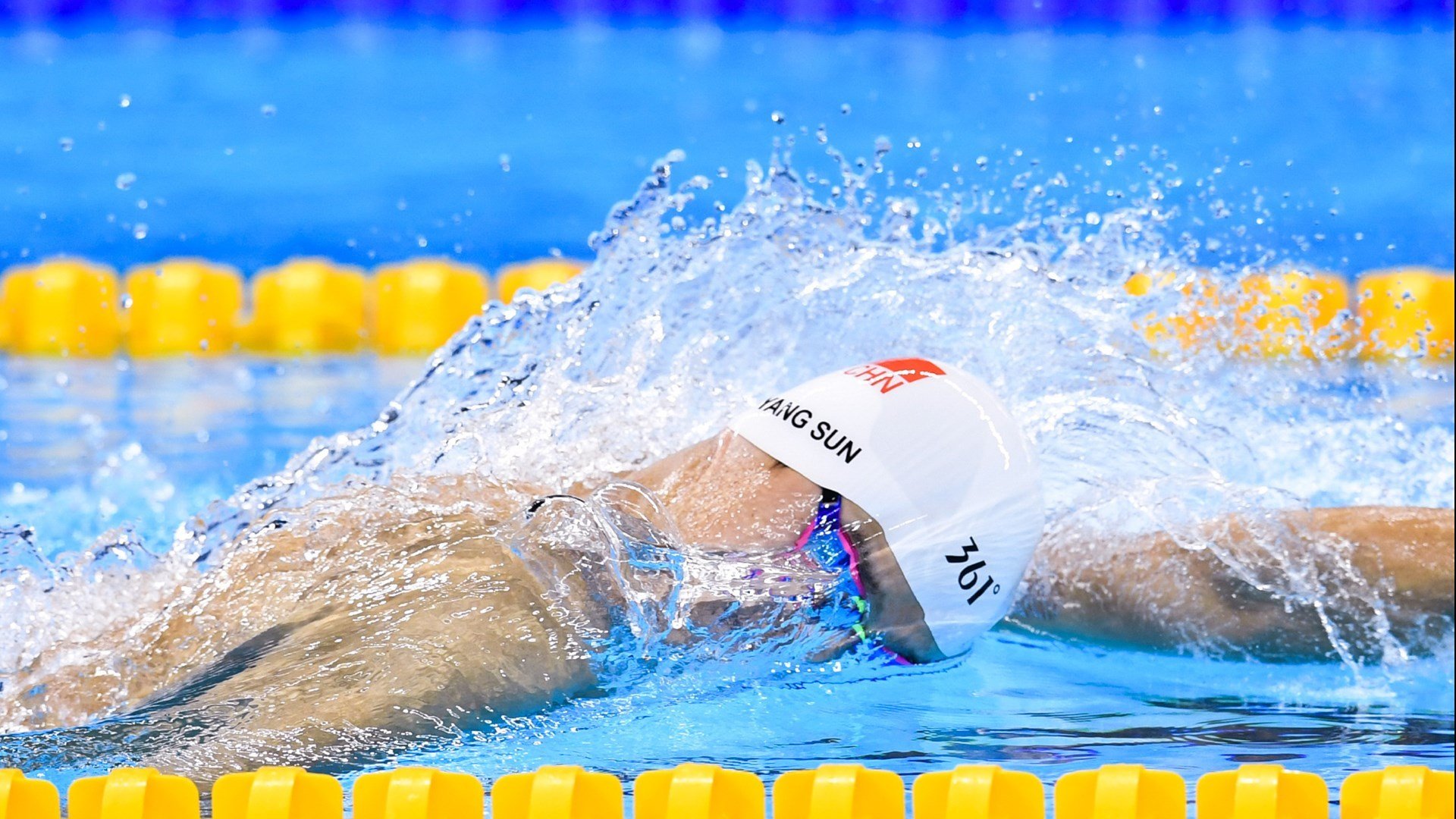 跨界风暴，萨拉赫F1首秀引爆奥地利，喀麦隆收割揭幕战荣耀