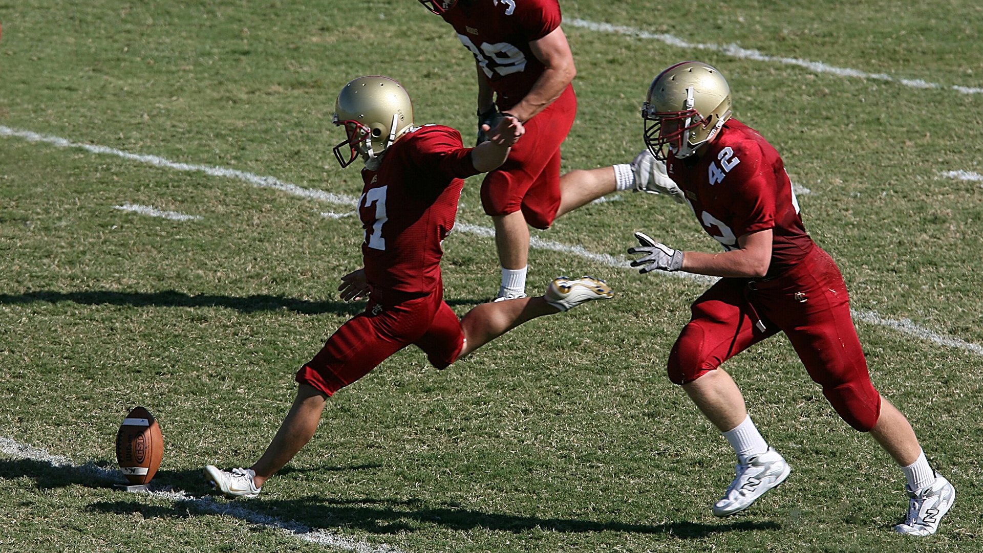 东瀛利剑破纪录，西亚雄狮逆苍天，足球世界里的平行传奇